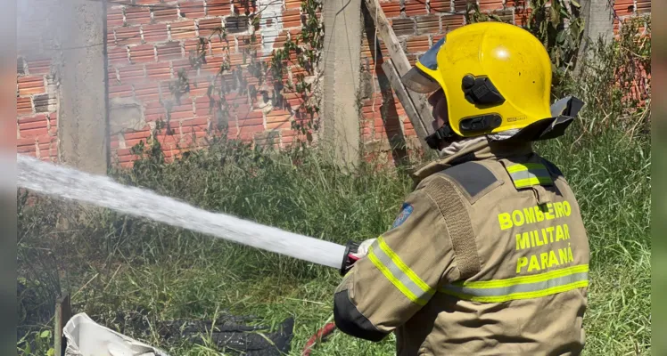 Incêndio em casa de madeira mobiliza Bombeiros em PG