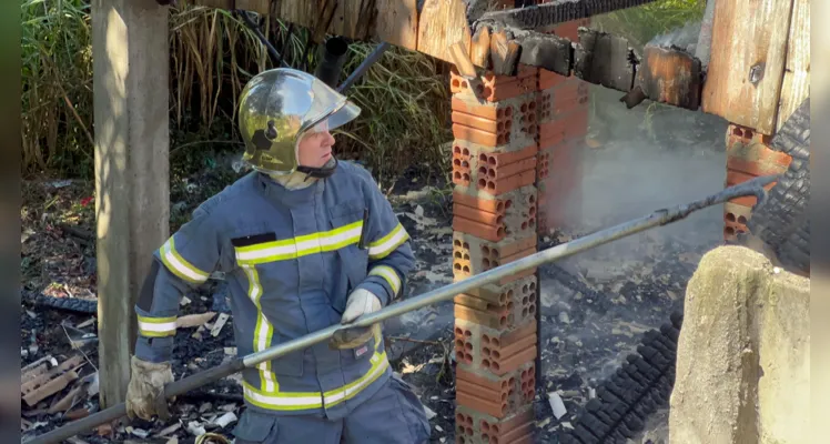 Incêndio em casa de madeira mobiliza Bombeiros em PG