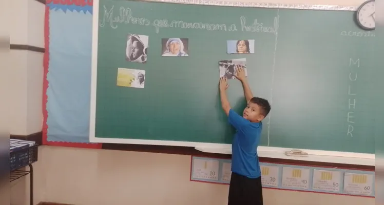 A realização de pesquisas e a confecção de uma lembrança para as funcionárias da escola também foi parte dos trabalhos.