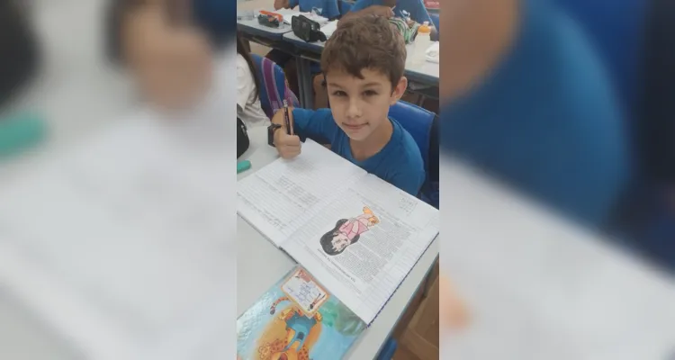 A realização de pesquisas e a confecção de uma lembrança para as funcionárias da escola também foi parte dos trabalhos.