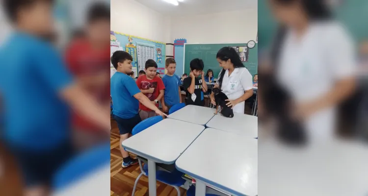 A realização de pesquisas e a confecção de uma lembrança para as funcionárias da escola também foi parte dos trabalhos.