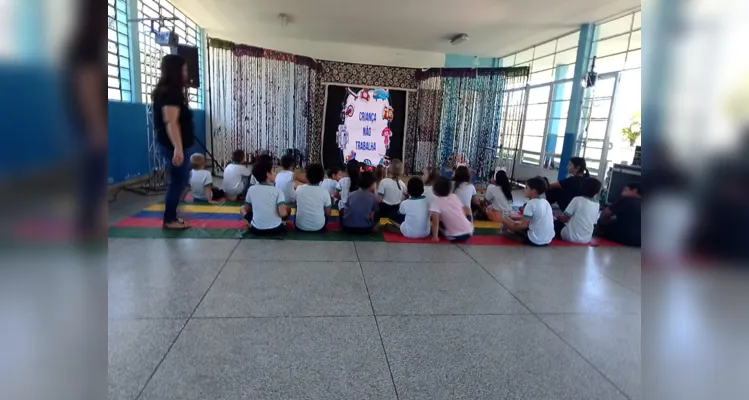 Estudantes puderam aprender se divertindo com o espetáculo.