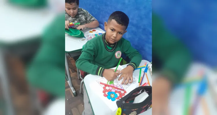 Registros mostram trabalhos dos alunos em sala.