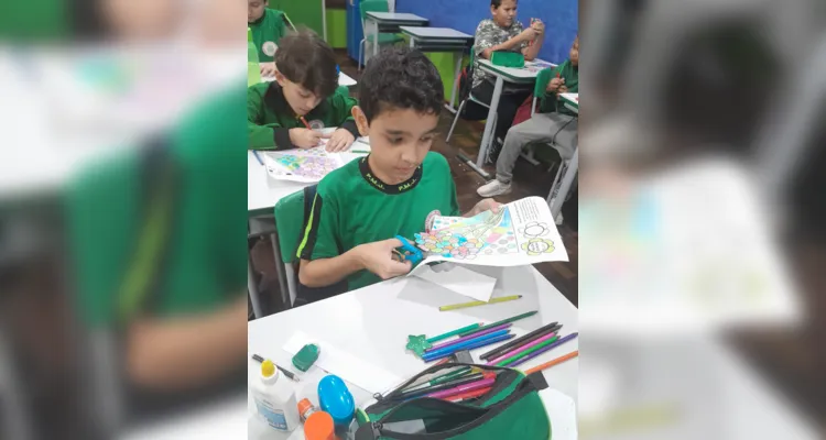 Registros mostram trabalhos dos alunos em sala.