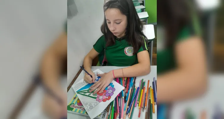 Registros mostram trabalhos dos alunos em sala.