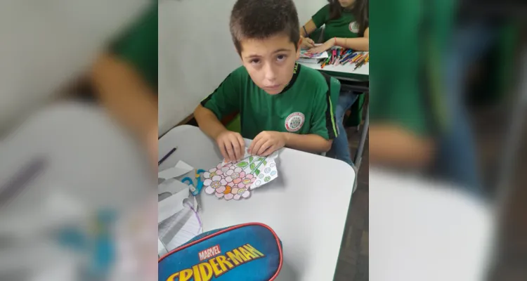 Registros mostram trabalhos dos alunos em sala.