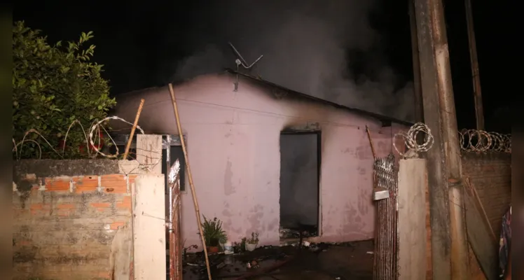 Incêndio destrói residência no núcleo Santa Bárbara em PG
