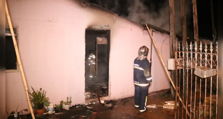 Bombeiros foram até o local para fazer o combate as chamas