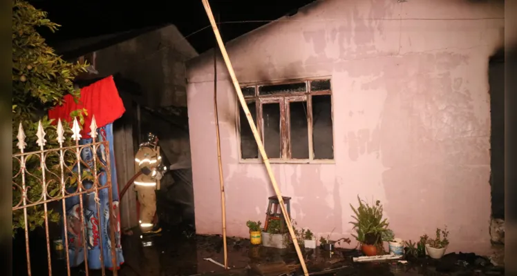 Bombeiros foram até o local para fazer o combate as chamas