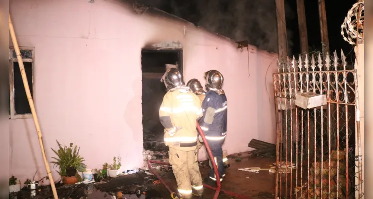 Incêndio destrói residência no núcleo Santa Bárbara em PG