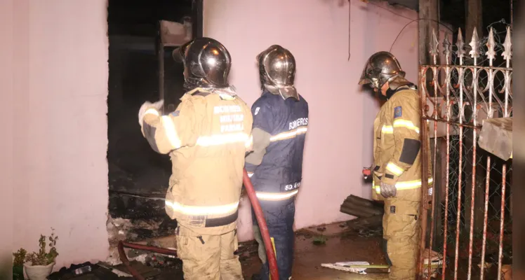 Bombeiros foram até o local para fazer o combate as chamas