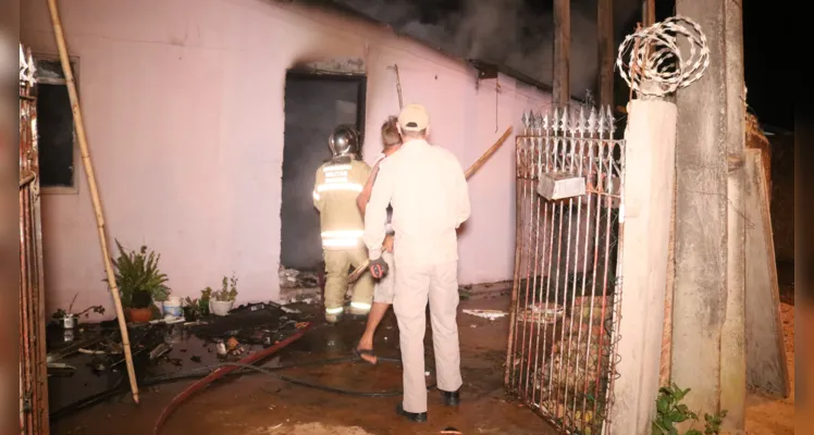 Bombeiros foram até o local para fazer o combate as chamas