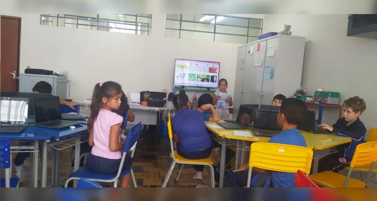 Com o suporte do laboratório de aprendizagem, a turma conseguiu executar as pesquisas necessárias e avançar nos estudos sobre o tema.