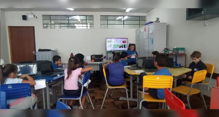 Com o suporte do laboratório de aprendizagem, a turma conseguiu executar as pesquisas necessárias e avançar nos estudos sobre o tema.