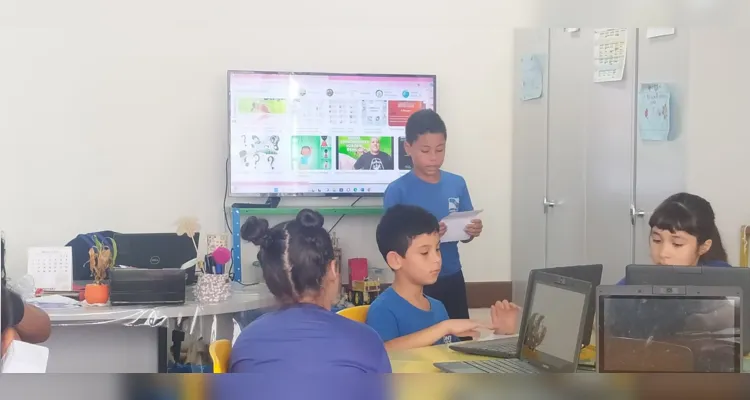 Com o suporte do laboratório de aprendizagem, a turma conseguiu executar as pesquisas necessárias e avançar nos estudos sobre o tema.