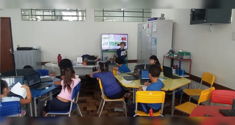 Com o suporte do laboratório de aprendizagem, a turma conseguiu executar as pesquisas necessárias e avançar nos estudos sobre o tema.