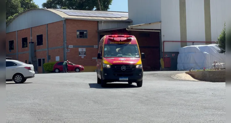 Homem cai de empilhadeira durante trabalho em  PG