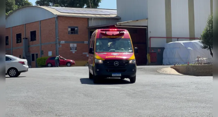 Homem cai de empilhadeira durante trabalho em  PG