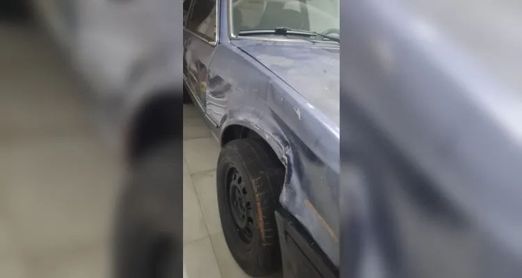 Caminhão colidiu com o carro que estava estacionado na via pública.