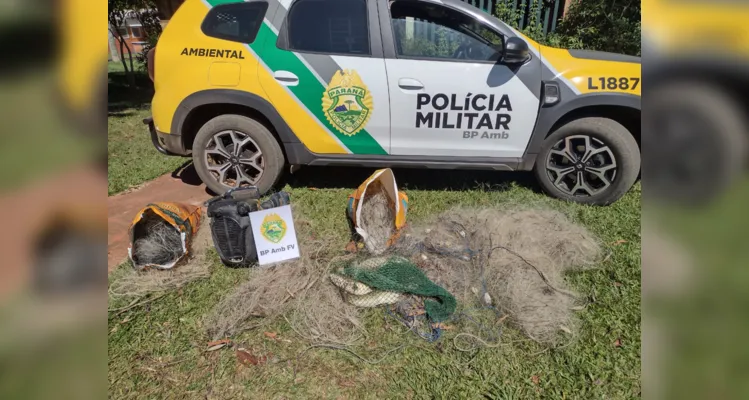 Com o homem, foram encontrados 350 metros de rede de emalhar, petrechos de pesca, cinco quilos de peixes - traíras, mandi e cará - e um motor de popa