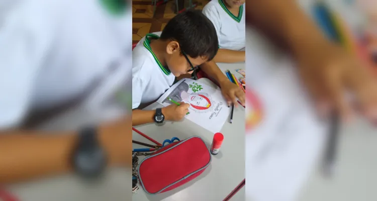 Como atividade final, cada alunos pode colorir retratos sobre as mulheres estudadas em sala.