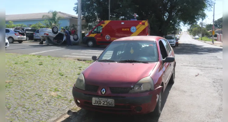 Veículo capota após acidente no bairro Neves em PG