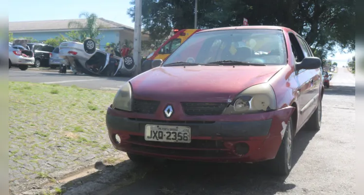 Veículo capota após acidente no bairro Neves em PG