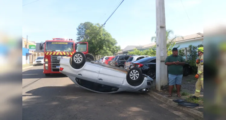 Veículo capota após acidente no bairro Neves em PG