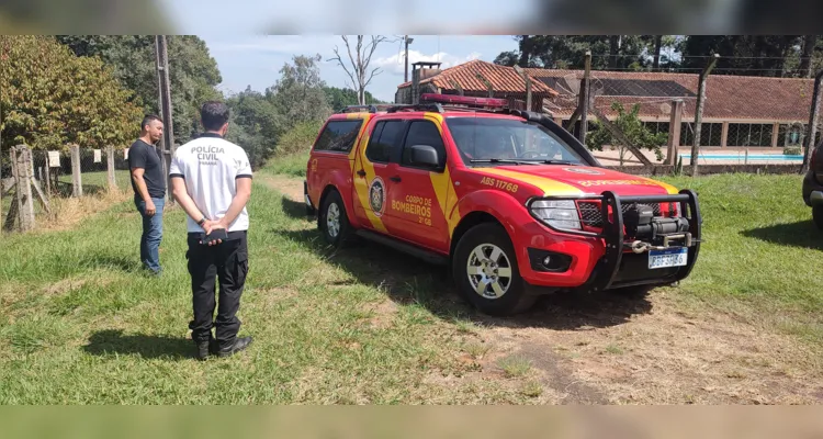 Até o momento a arma não foi localizada. As equipes devem retornar a tarde para continuar a procura. 