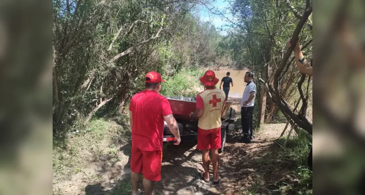 Até o momento a arma não foi localizada. As equipes devem retornar a tarde para continuar a procura. 