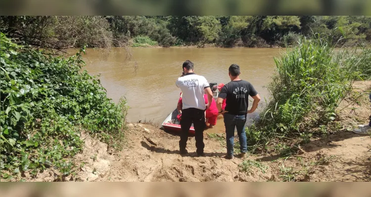 Até o momento a arma não foi localizada. As equipes devem retornar a tarde para continuar a procura. 