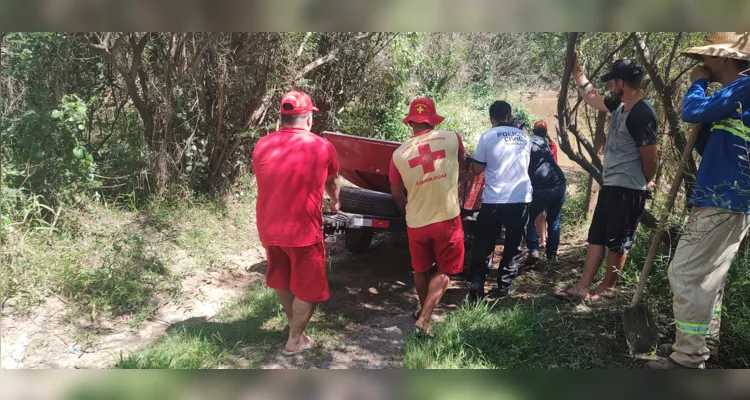 Até o momento a arma não foi localizada. As equipes devem retornar a tarde para continuar a procura. 