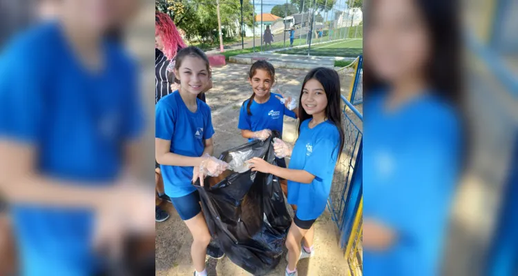 Durante a saída a campo os alunos recolheram lixo e eliminaram possíveis focos de transmissão do mosquito.