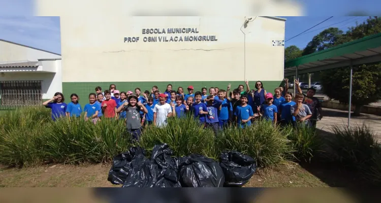 Durante a saída a campo os alunos recolheram lixo e eliminaram possíveis focos de transmissão do mosquito.