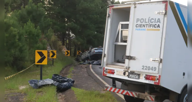 As vítimas fatais, um casal que foi arremessado após o impacto, estavam na motocicleta.