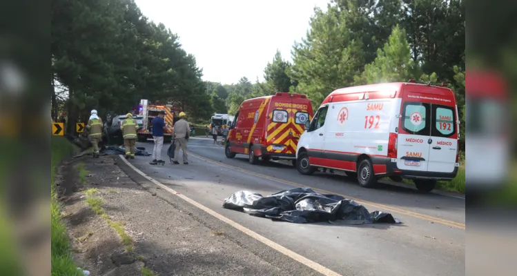 As vítimas fatais, um casal que foi arremessado após o impacto, estavam na motocicleta.