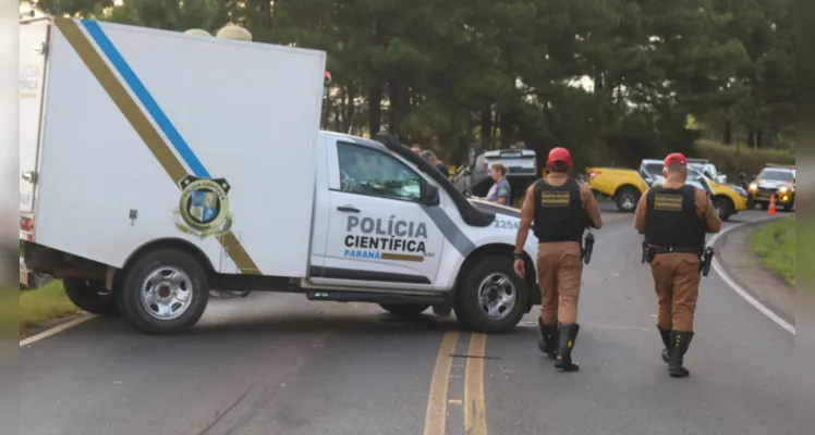 As vítimas fatais, um casal que foi arremessado após o impacto, estavam na motocicleta.