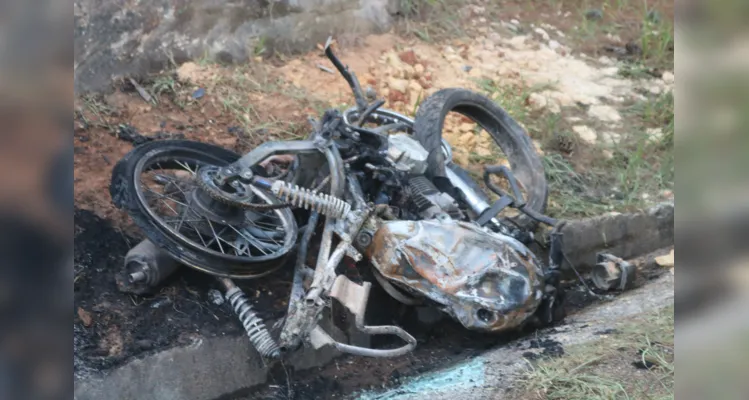 As vítimas fatais, um casal que foi arremessado após o impacto, estavam na motocicleta.