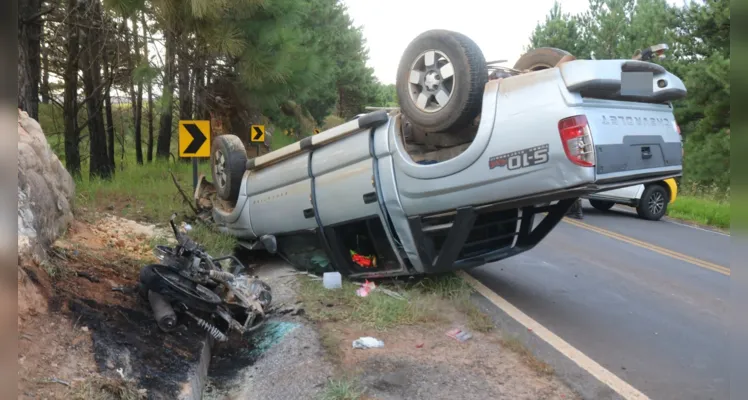 As vítimas fatais, um casal que foi arremessado após o impacto, estavam na motocicleta.