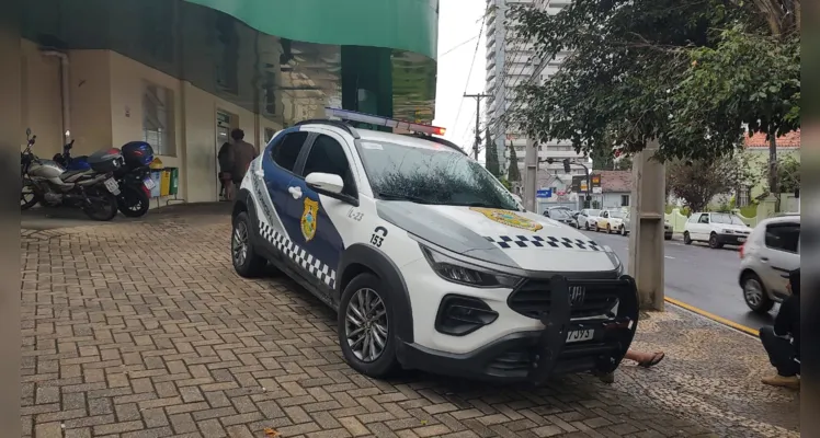 Ao chegarem ao local, os agentes constataram que a mulher aparentava sinais de embriaguez e estava em um suposto surto