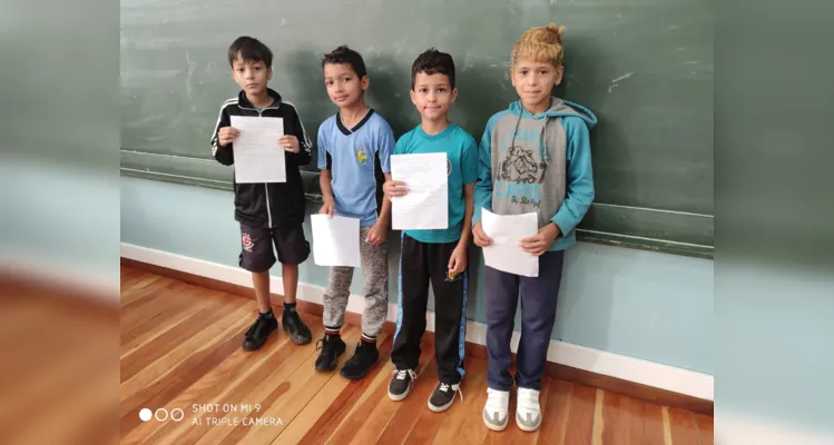 Os alunos também confeccionaram marca páginas e realizaram conversas sobre o tema estudado.