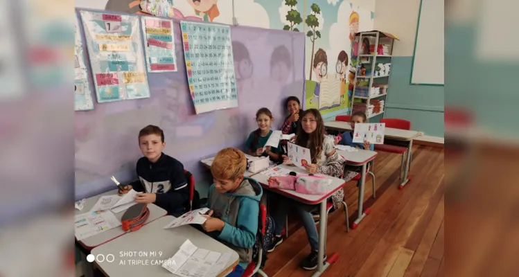 Os alunos também confeccionaram marca páginas e realizaram conversas sobre o tema estudado.