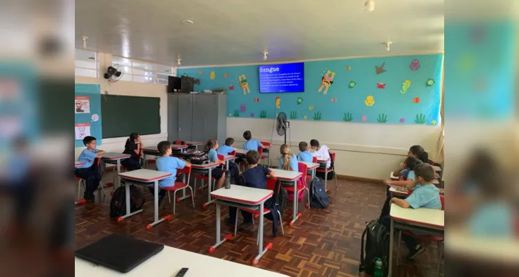 Um dos conteúdos que inspirou a turma na criação do noticiário foi a videoaula do projeto Vamos Ler sobre a dengue.