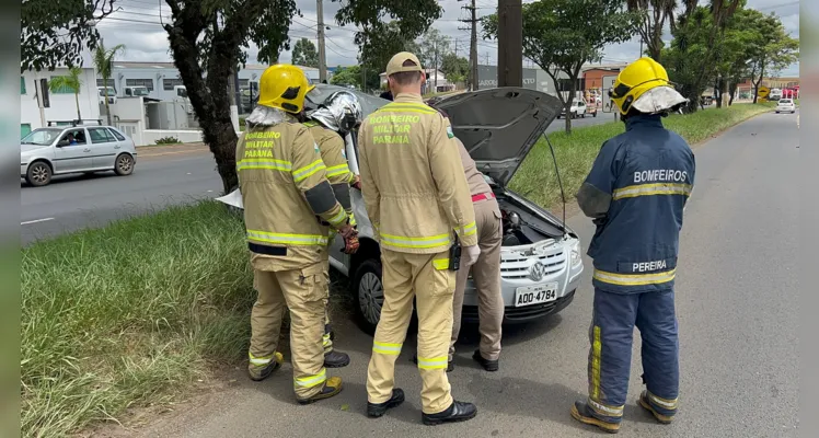 As ambulâncias prestaram atendimento à criança, que teve um corte na testa, e à mulher, mas as vítimas assinaram termo de recusa de encaminhamento à casa hospitalar.