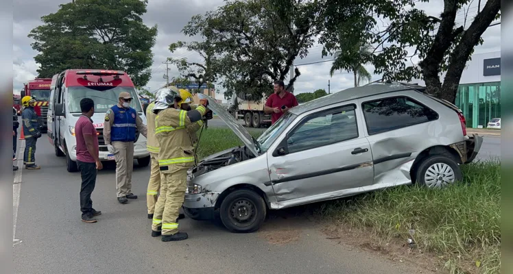 As ambulâncias prestaram atendimento à criança, que teve um corte na testa, e à mulher, mas as vítimas assinaram termo de recusa de encaminhamento à casa hospitalar.