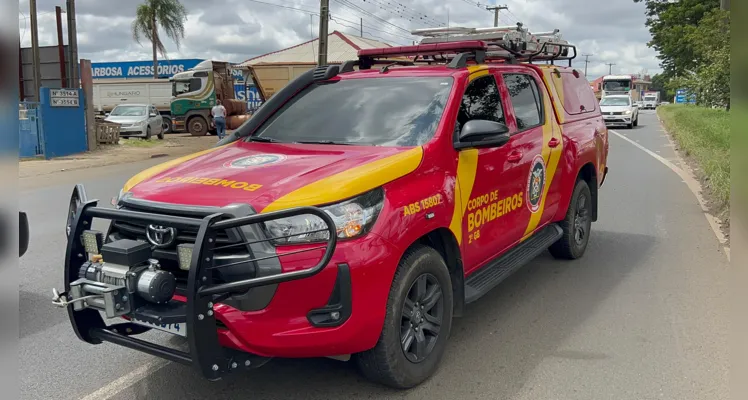 As ambulâncias prestaram atendimento à criança, que teve um corte na testa, e à mulher, mas as vítimas assinaram termo de recusa de encaminhamento à casa hospitalar.