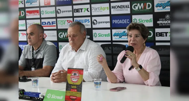 Além da prefeita, o diretor de categoria de base Paulo Balansin, do Secretário de Esportes Ben Hur Chiconato estiveram na cerimônia.