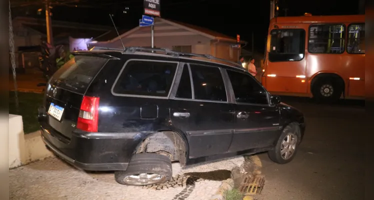 Colisão foi na esquina com a rua Xavier da Silva