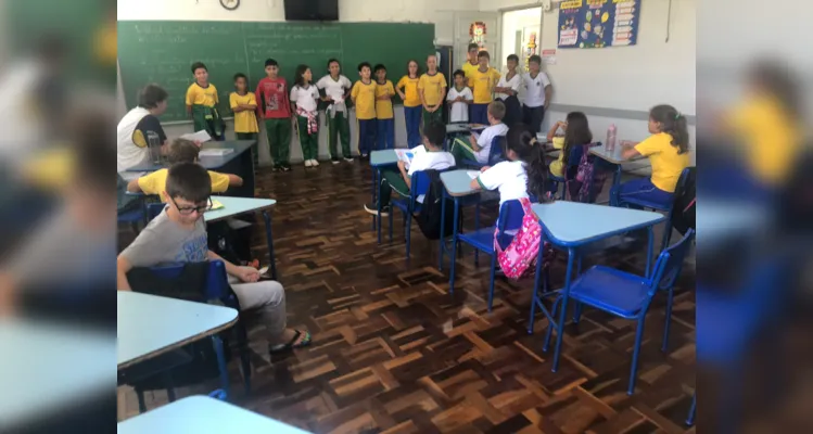 A confecção de folders informativos também fez parte do trabalho dos educandos.