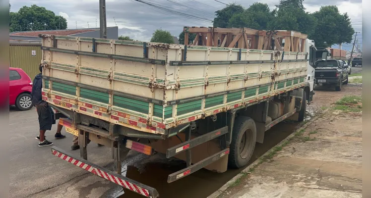 Motociclista fica ferido ao colidir contra caminhão no Santa Paula